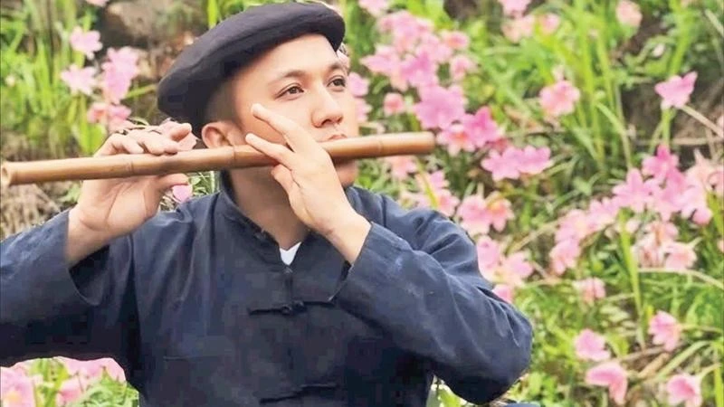 Người giữ lửa cho đêm phố cổ Đồng Văn