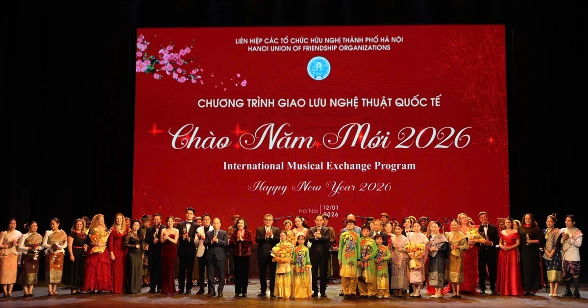 Delegates took commemorative photos with the artists participating in the international art exchange programme.