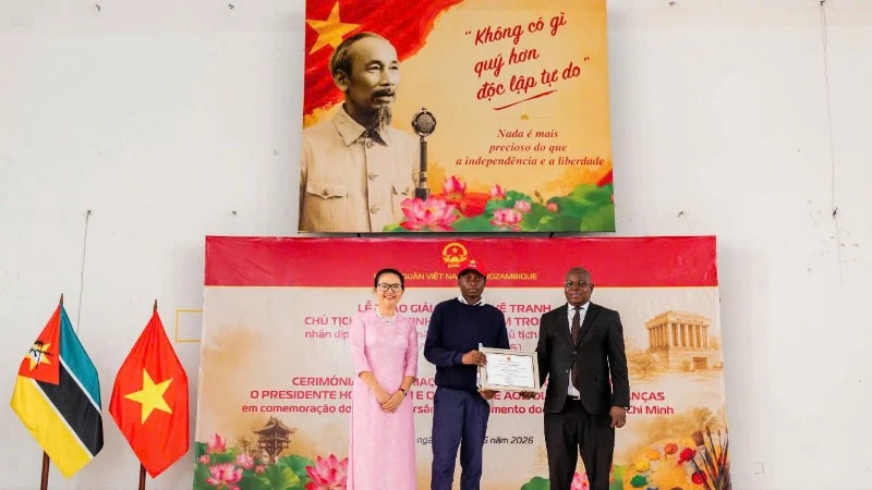 Trao giải Cuộc thi vẽ tranh “Chủ tịch Hồ Chí Minh và Việt Nam trong mắt em” cho học sinh Mozambique