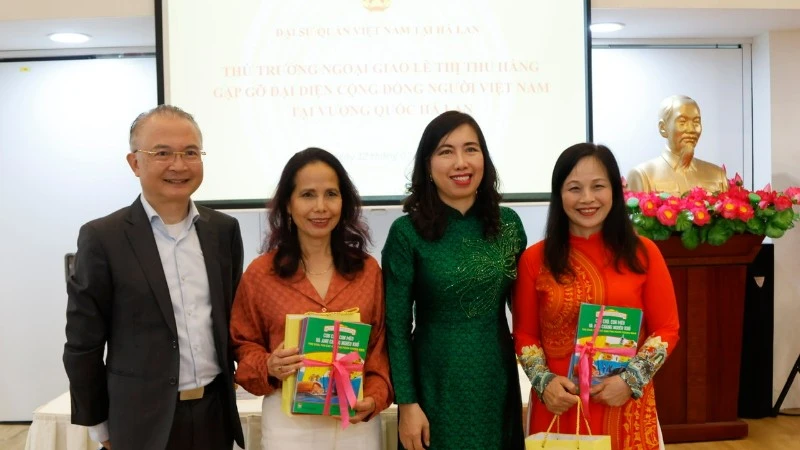 Deputy Foreign Minister Le Thi Thu Hang presents Vietnamese language teaching books to representatives of the Vietnamese community in the Netherlands. (Photo: State Committee for Overseas Vietnamese Affairs)