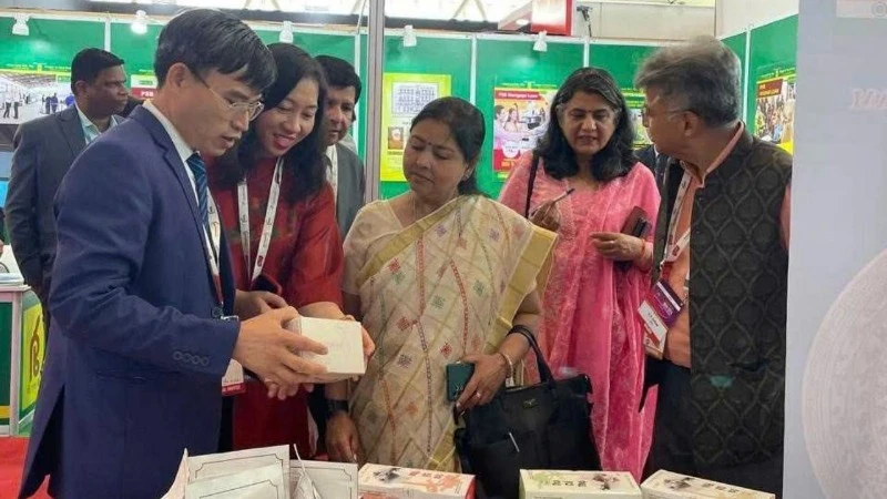 Bui Trung Thuong, Trade Counsellor, introduces Vietnamese tea products at a trade fair in India. (Photo: Viet Nam Trade Office in India)