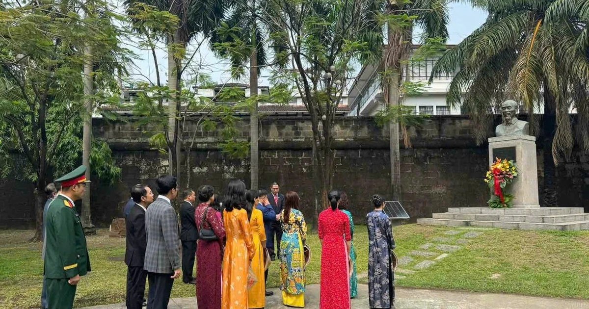 Dâng hoa kỷ niệm 136 năm Ngày sinh Chủ tịch Hồ Chí Minh tại Philippines