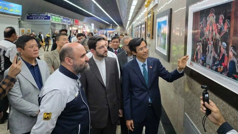 El embajador Nguyen Luong Ngoc presenta las fotografías a los visitantes. (Foto: Embajada de Vietnam en Irán)