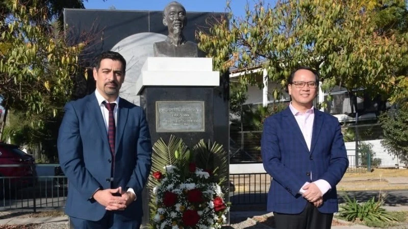 Dâng hoa kỷ niệm 136 năm Ngày sinh Chủ tịch Hồ Chí Minh tại Chile