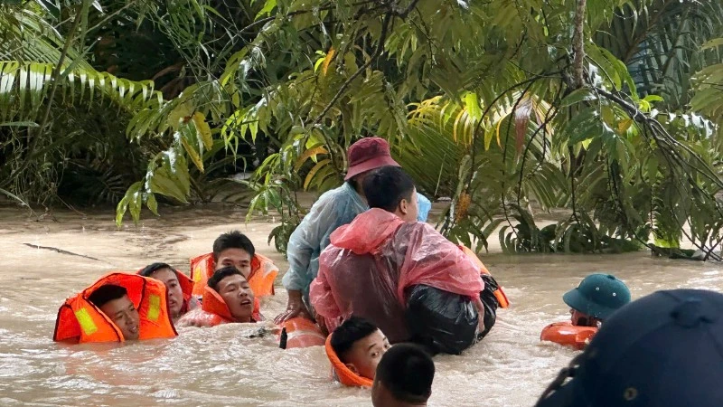 Bộ Tư lệnh Vùng 5 Hải quân khẩn trương hỗ trợ người dân vùng ngập lụt tại Phú Quốc
