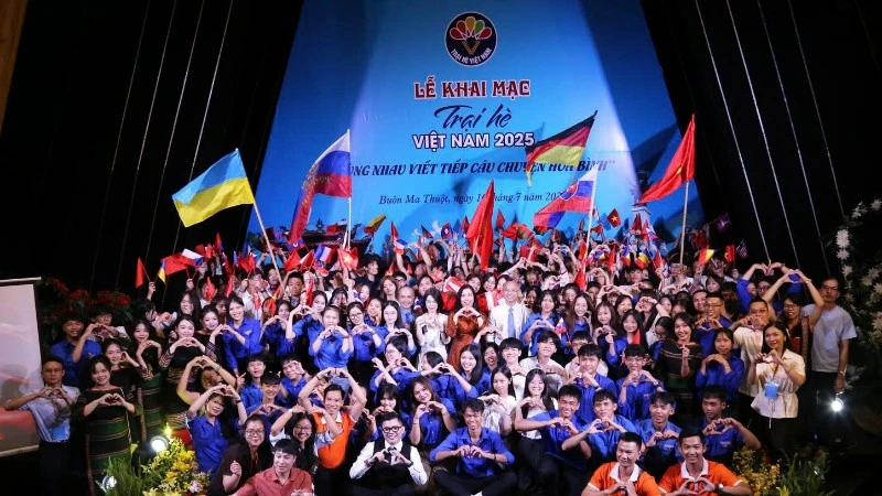 One hundred and ten overseas Vietnamese delegates received congratulatory flowers and took a group photo with the leaders. (Photo: State Committee for Overseas Vietnamese)
