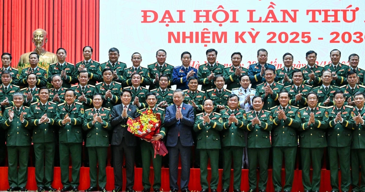 Party General Secretary To Lam, Secretary of the Central Military Commission, and President Luong Cuong pose for a photo with the delegation of the Military Party Committee to the 14th National Party Congress.