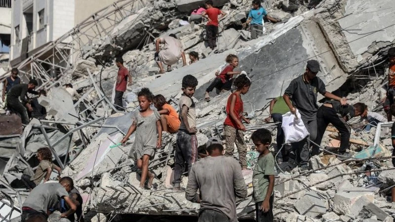 Ciudadanos palestinos en una zona donde un edificio fue destruido tras un bombardeo israelí en la ciudad de Gaza el 6 de septiembre de 2025. (Foto: XINHUA)