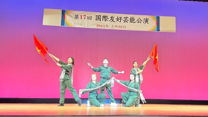 Performance by the Viet Nam Association in Kansai at the 17th international friendship art performance”.