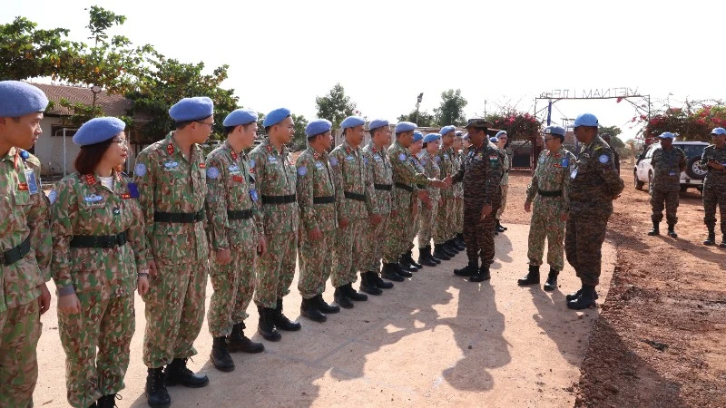 Lieutenant General Mohan Subramanian, Commander of the UNMISS Military Forces, pays a working visit to Viet Nam’s Level-2 Field Hospital No.7 in Bentiu, South Sudan, on January 13, ahead of his upcoming completion of his mission in South Sudan. (Photo: TIEN PHUC)