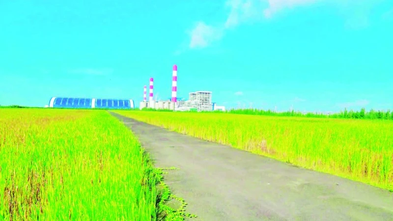 The ash and slag disposal site of Duyen Hai Thermal Power Company is designed in an integrated manner, featuring impermeable liners, dust control measures, regular water spraying and greening.