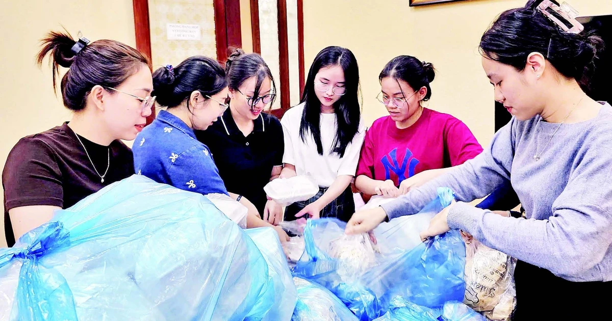 Thousands of ready-to-eat meals have been prepared for residents isolated by floods in Gia Lai Province.