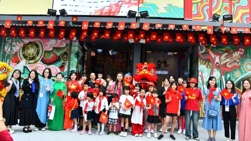 Students and teachers from the Cay Tre Community Vietnamese Language School take part in the event.