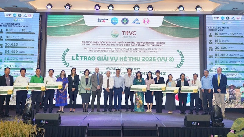 Trao thưởng cho nông dân, doanh nghiệp trồng lúa chất lượng cao