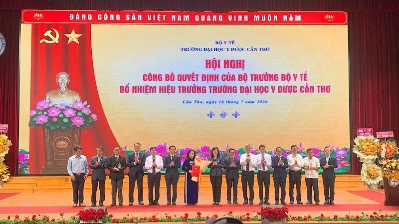 Công bố quyết định bổ nhiệm nữ Hiệu trưởng Trường đại học Y Dược Cần Thơ