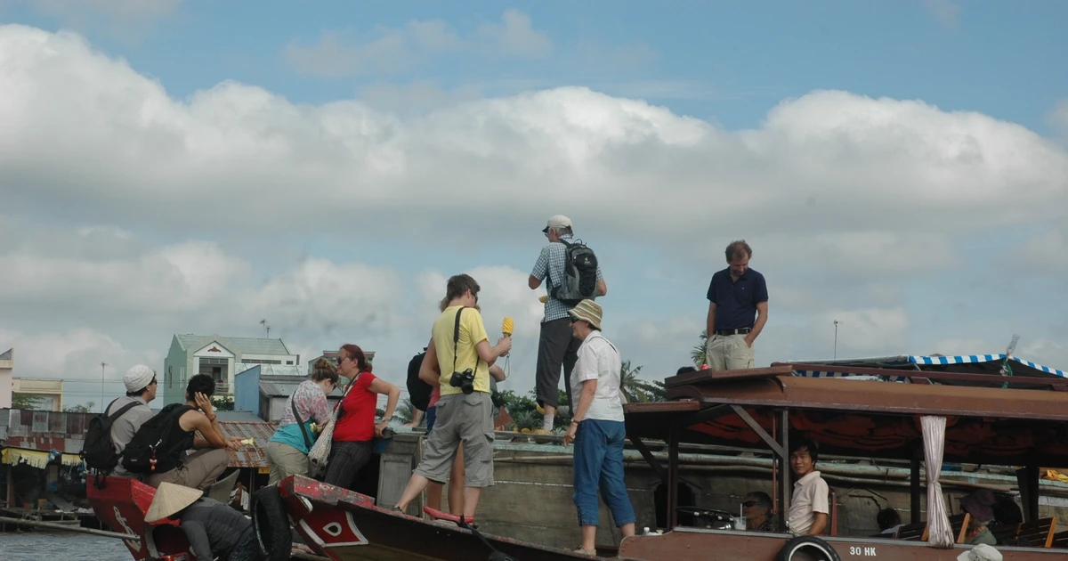 Foreign tourists visit Cai Rang floating market in Can Tho.