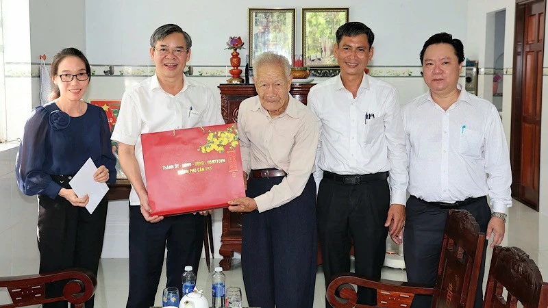 Cần Thơ thăm, tặng quà người có công nhân kỷ niệm Ngày Thương binh-Liệt sĩ