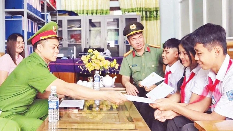 Đoàn viên công an xung kích bảo đảm an ninh, trật tự cơ sở