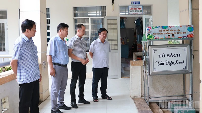 Nguyên Phó Chủ tịch Quốc hội Lê Minh Hoan thăm trường học hạnh phúc tại Tháp Mười