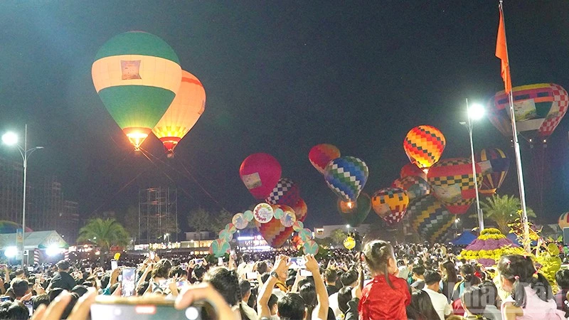 Туристы заполнили площадь и пешеходные дорожки, чтобы посмотреть запуск воздушных шаров.