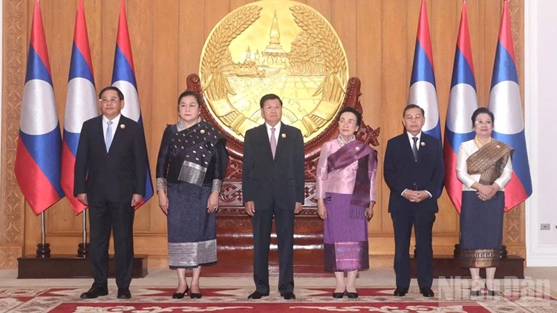 11月30日上午，在老挝首都万象，老挝人革党、老挝国家、国会和政府领导人与国际组织和外国驻老挝外交机构代表举行会面，庆祝老挝人民民主共和国国庆50周年。