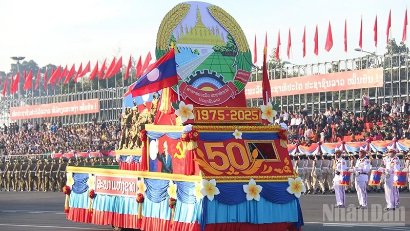老挝举行阅兵和游行彩排 庆祝国庆50周年