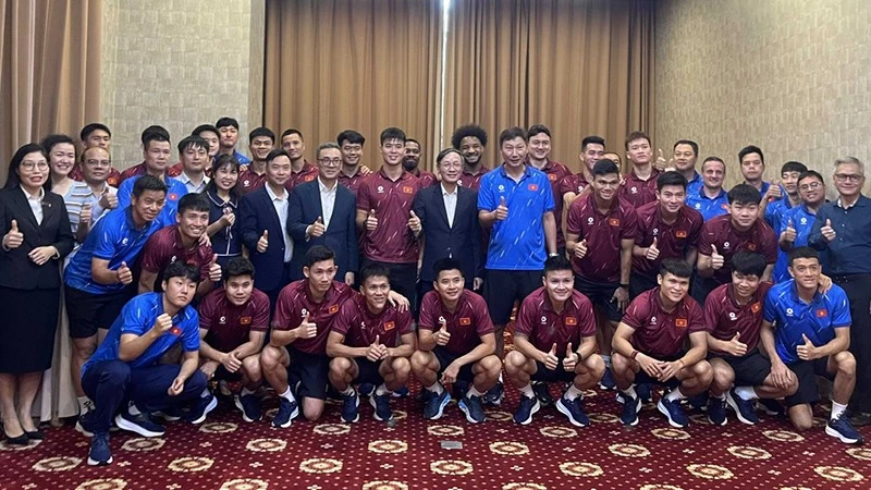 越南驻老挝大使馆代表与越南国家男子足球队球员和教练组合影。