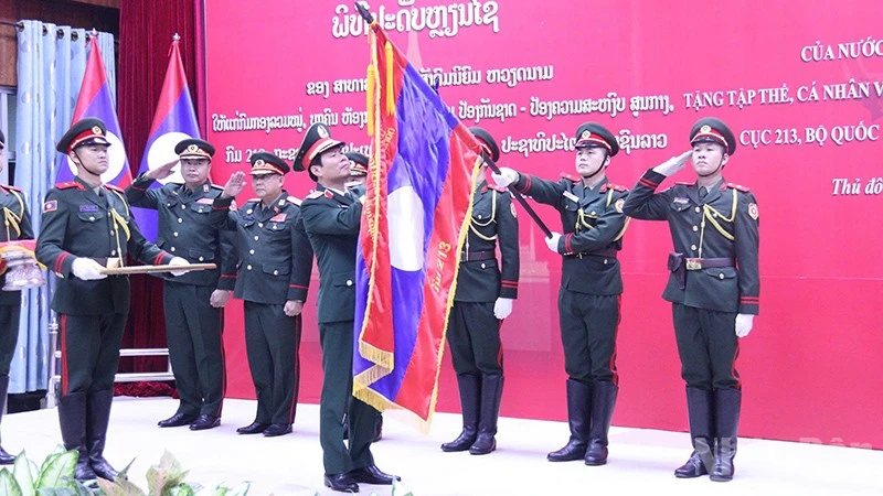 Trao Huân chương của Nhà nước Việt Nam tặng tập thể và cá nhân thuộc Bộ Quốc phòng Lào