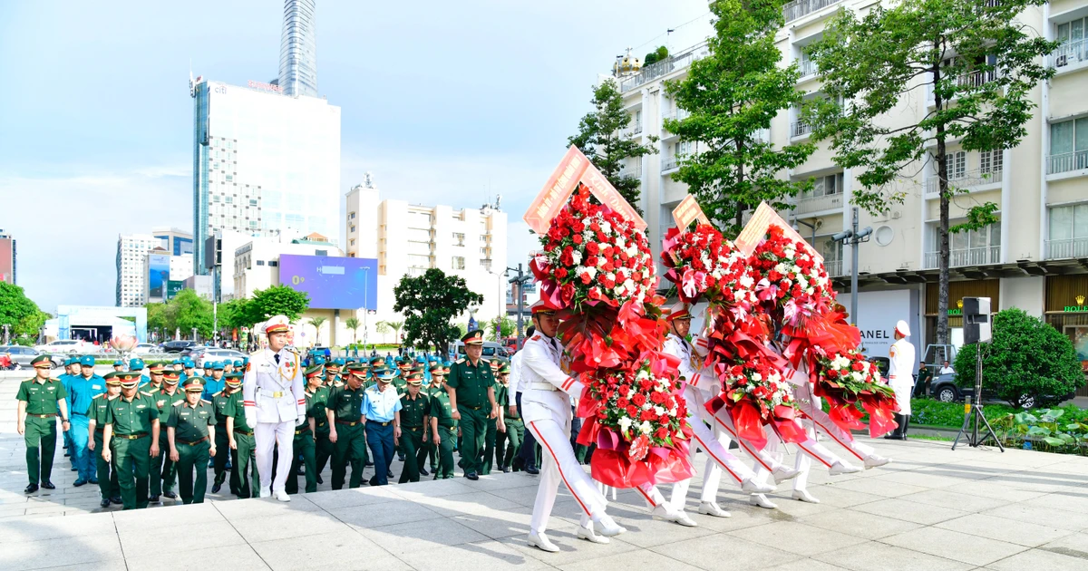 Đoàn đại biểu dự hội thảo khoa học cấp Bộ Quốc phòng dâng hoa tưởng nhớ Chủ tịch Hồ Chí Minh