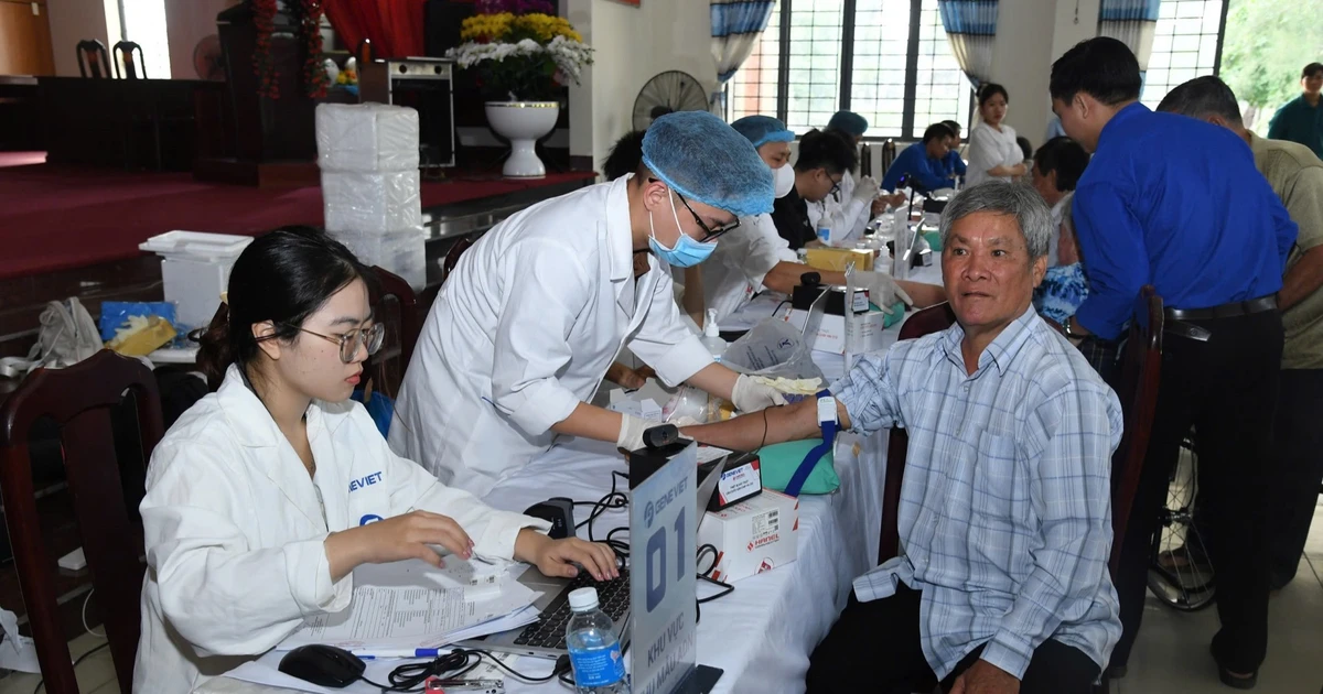 Lấy mẫu ADN thân nhân liệt sĩ Huỳnh Văn Quên
