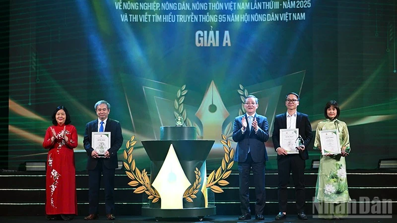 裴氏明怀同志（左一）、梁国团同志（中）向获奖者颁发了新闻奖一等奖。