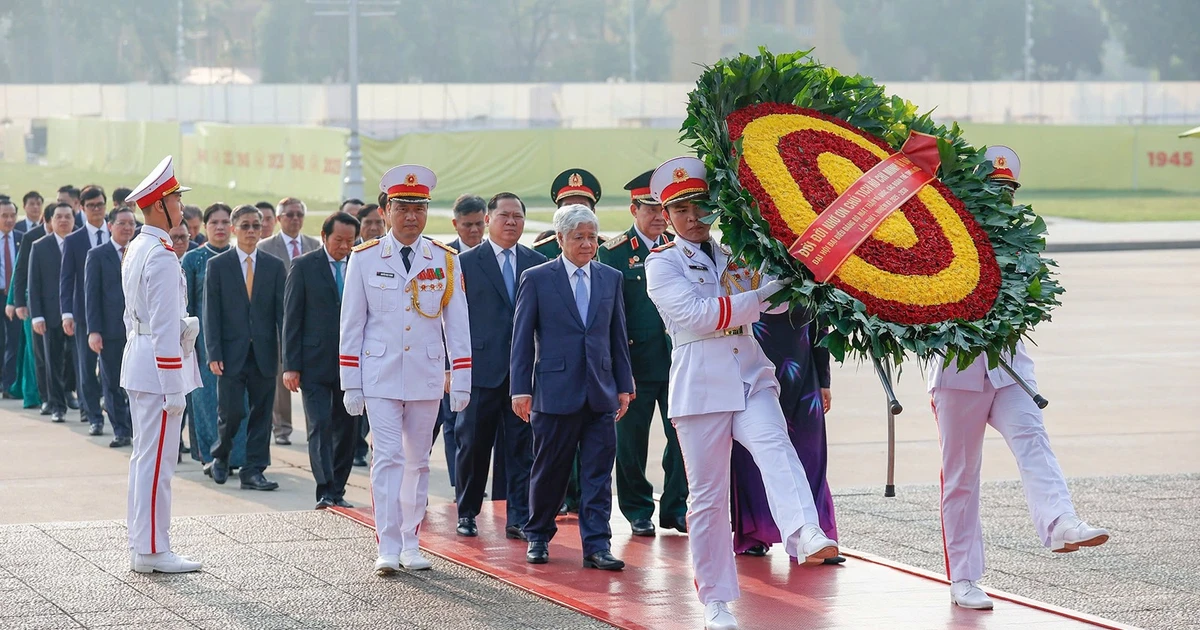 The delegates pay tribute to President Ho Chi Minh.