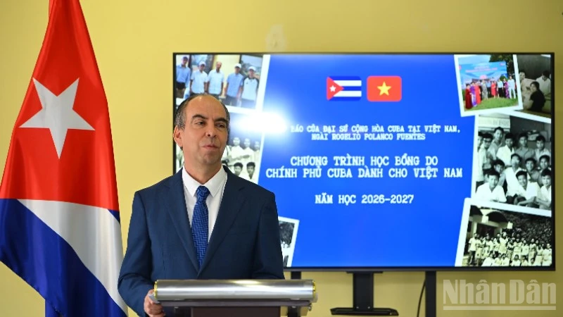 El embajador de Cuba en Vietnam, Rogelio Polanco Fuentes, ofrece detalles sobre las becas ofrecidas a estudiantes vietnamitas. 