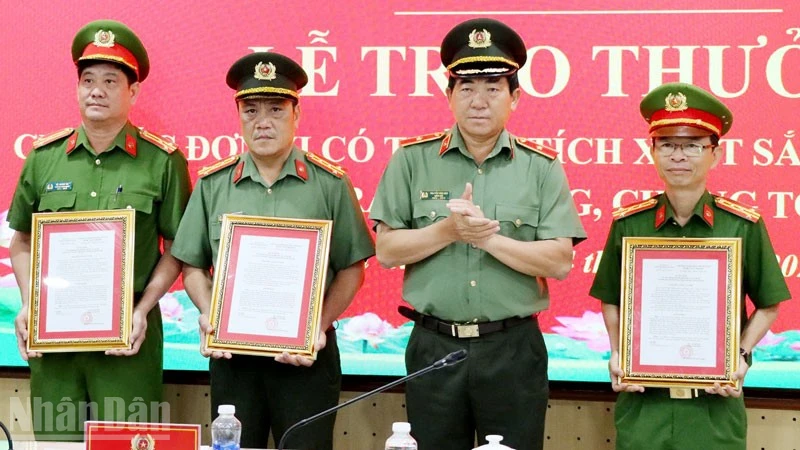An Giang trao thưởng các đơn vị có thành tích xuất sắc trong công tác đấu tranh phòng, chống tội phạm