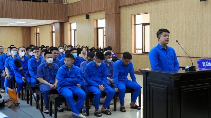 Lừa đảo 98 tỷ đồng của 376 người đầu tư, 35 bị cáo lãnh án