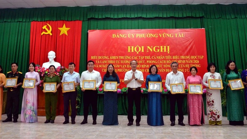 Khen thưởng tập thể, cá nhân tiêu biểu trong học tập, làm theo tư tưởng, đạo đức, phong cách Chủ tịch Hồ Chí Minh