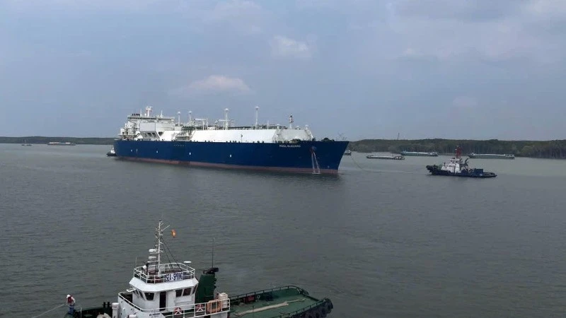 Tiếp nhận 27.000 tấn khí hóa lỏng LNG