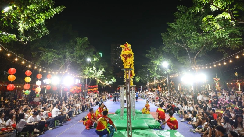 A warm Mid-Autumn atmosphere at Luong The Vinh Secondary and High School.