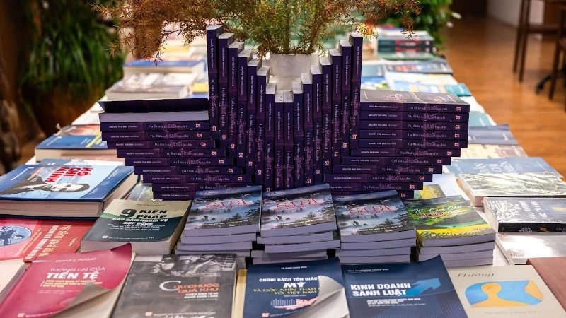 The works are displayed and introduced to readers.