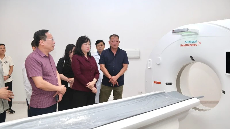 Bộ trưởng Y tế kiểm tra công tác chuẩn bị trước ngày Bệnh viện Việt Đức cơ sở Ninh Bình đi vào hoạt động