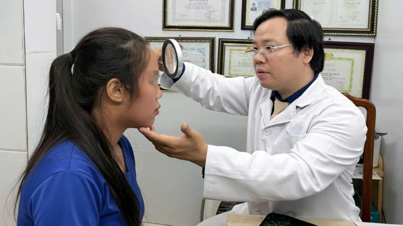 Làm đẹp bằng mỹ phẩm trôi nổi, da mặt cô gái biến chứng nặng nề