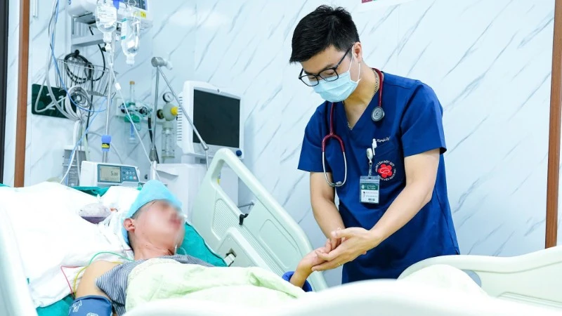 Bác sĩ cảnh báo nguy cơ đột quỵ từ thói quen 'tắm ngay sau khi đi nắng về