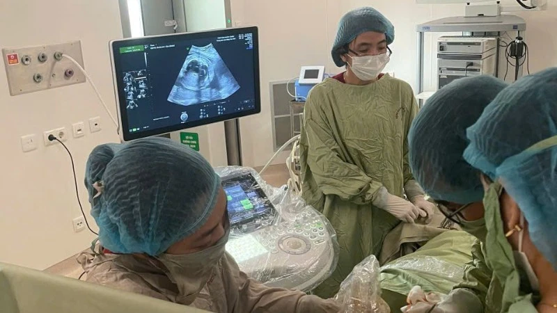 Lần đầu tiên đặt 2 shunt dẫn lưu dịch màng phổi buồng ối cứu bào thai 29 tuần tuổi