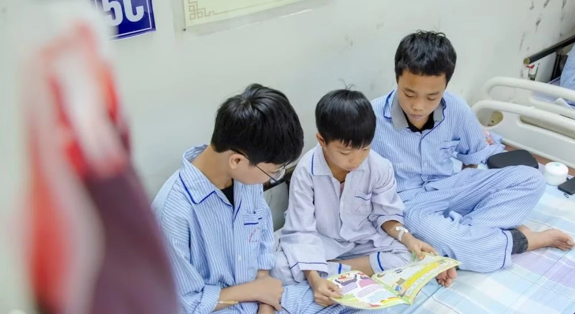 Luôn có vòng tay mẹ trong hành trình vượt lên bệnh tật để chạm tới ước mơ