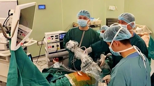 Kỹ thuật mổ ít xâm lấn mới trong điều trị tràn khí màng phổi
