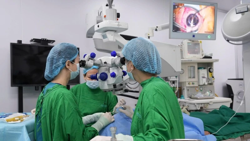 Hai bệnh nhân nghèo được ghép giác mạc miễn phí, thắp sáng hy vọng tìm lại ánh sáng