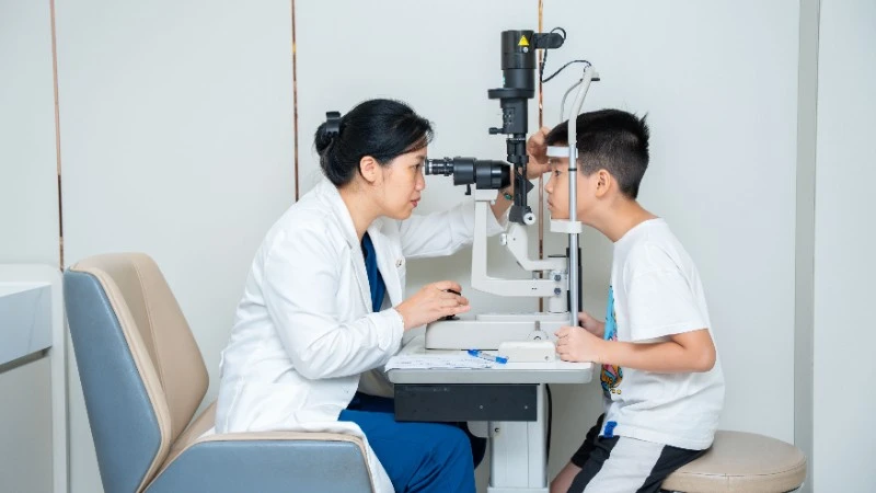 Cận thị học đường gia tăng, cần phát hiện sớm và kiểm soát từ trẻ nhỏ