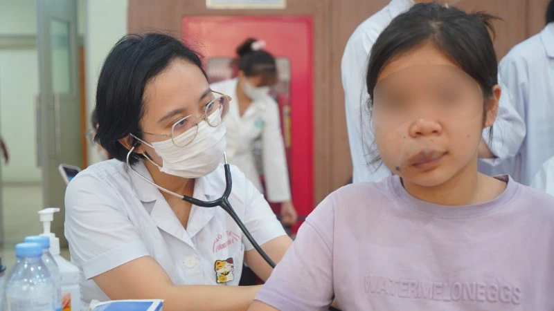 Mang lại nụ cười mới trên gương mặt trẻ mắc dị tật khe hở môi, vòm miệng