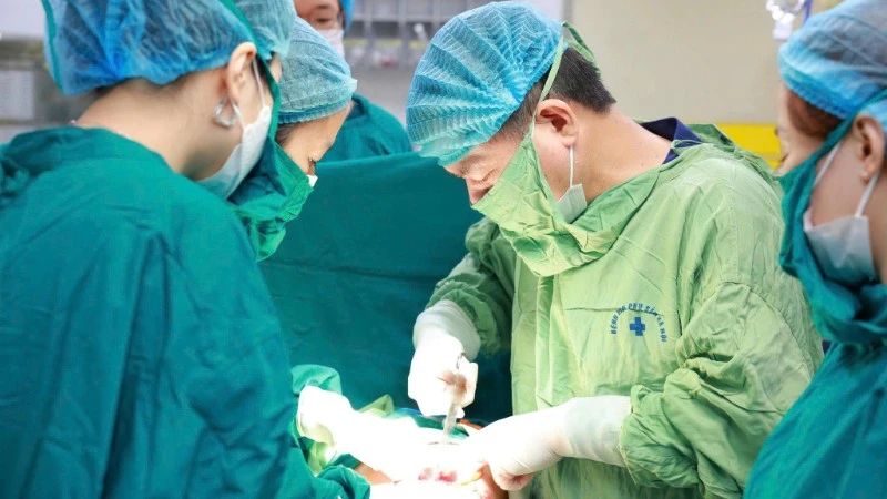 Thai nhi mắc dị tật tim bẩm sinh phức tạp được can thiệp kịp thời ngay khi chào đời