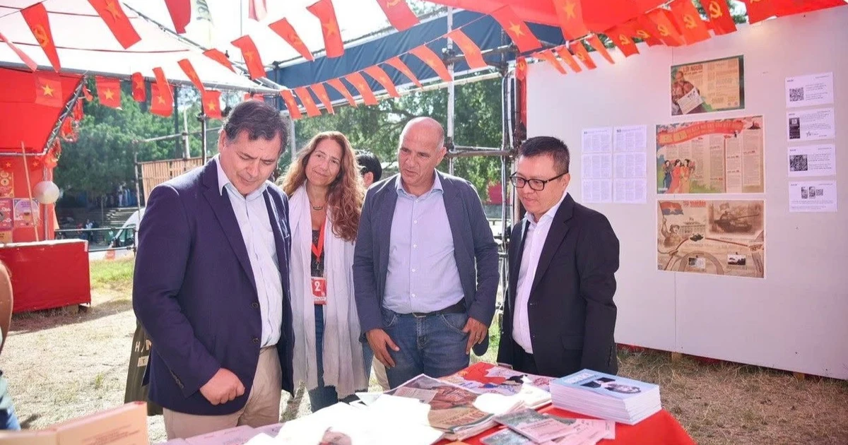 El secretario general del PCP, Paulo Raimundo, y el jefe del Departamento de Relaciones Internacionales, Pedro Guerreiro, visitan el stand del periódico Nhan Dan en el Festival de Prensa Avante 2025. 